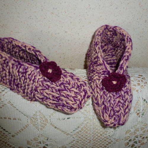 Confortable chausson d'interieur dominance rose , bleu , violet ,  orné d'une fleur , fait main ma création en laine et acrylique 