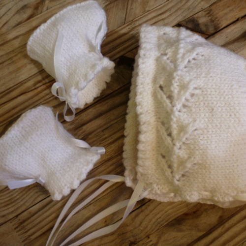 Bonnet béguin blanc  et ses chaussons assortis, bébé 1/3 mois, un ensemble réalisé avec une douce laine 