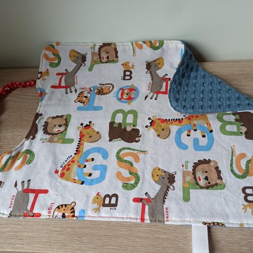 Grand bavoir ou serviette bavette élastiquée motif alphabet