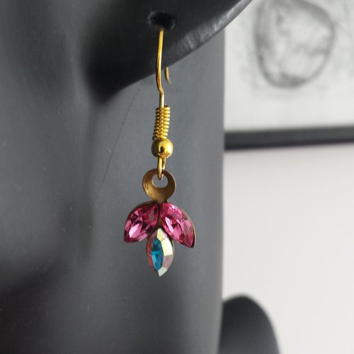 Boucles d'oreille pendantes en cristaux navettes multicolores avec crochets plaqués or 18k