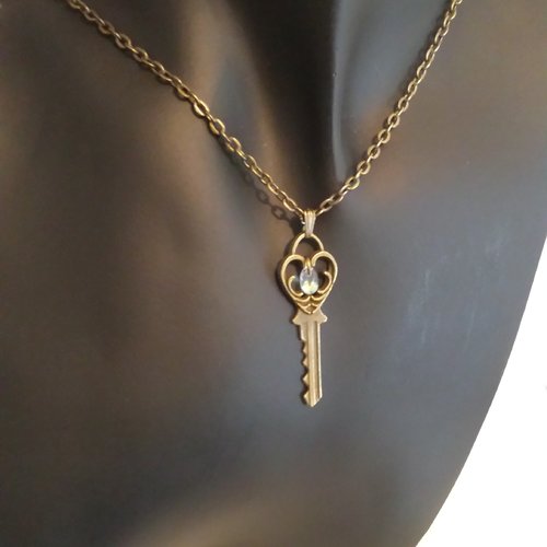 Pendentif clef et perle preciosa avec chaîne