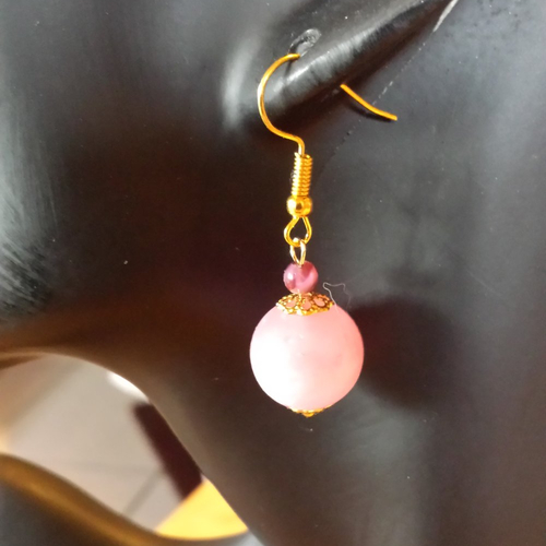 Boucles d'oreille avec perles de verre rose irisé création unique