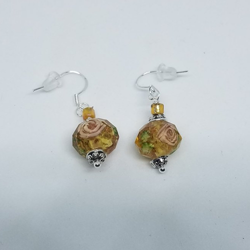 Boucles d'oreilles fantaisie artisanales en verre filé avec inclusions jaunes