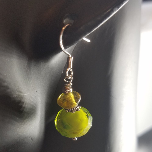 Boucles d'oreilles fantaisie artisanales en verre filé avec inclusions vertes