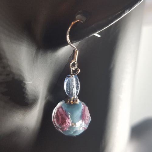 Boucles d'oreilles fantaisie artisanales en verre filé avec inclusions bleues claires