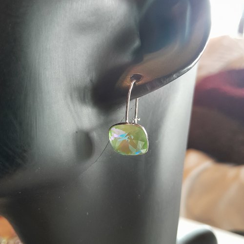 Boucles d'oreille dormeuses en argent et cristal swarovski vert