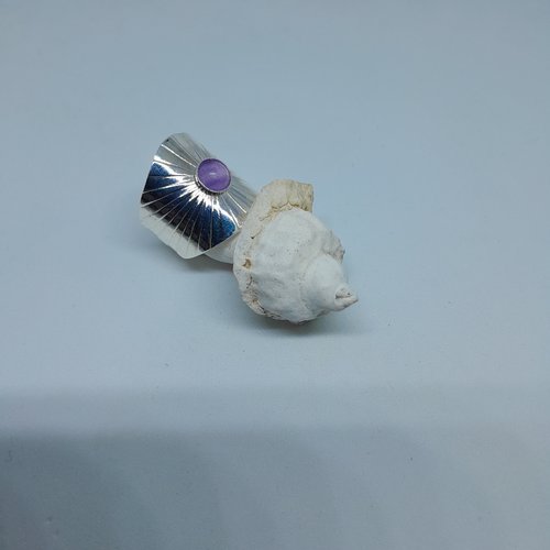 Bague plaquée argent large ethnique réglable sertie d'une améthyste création unique