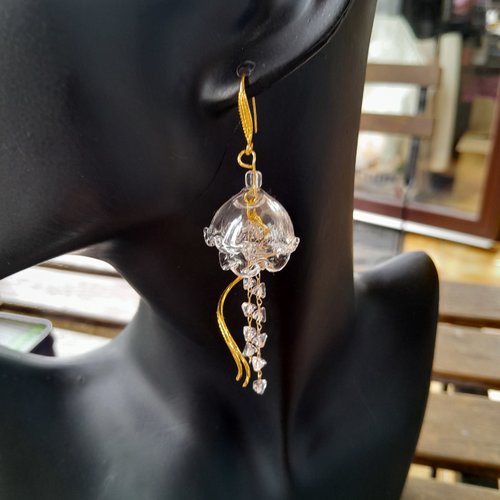 Boucles d'oreille dorées poétiques méduse cloche verre de bohème création unique
