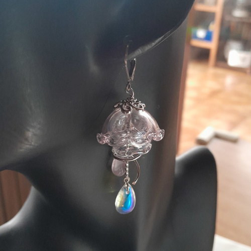 Boucles d'oreille poétiques méduse cloche en verre de bohème rose création unique
