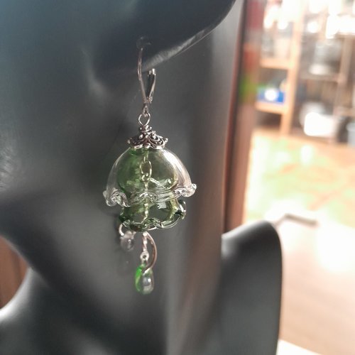 Boucles d'oreille poétiques méduse cloche en verre de bohème vert création unique