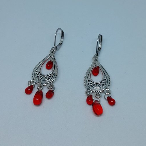 Boucles d'oreille chandelier en verre de bohème rouge uniques