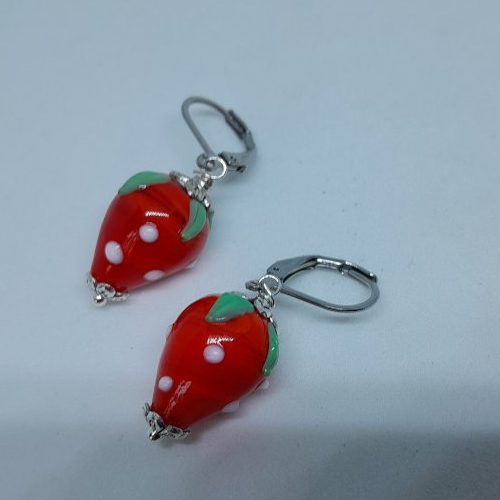 Boucles d'oreille fruits fraise en verre et acier inoxydable