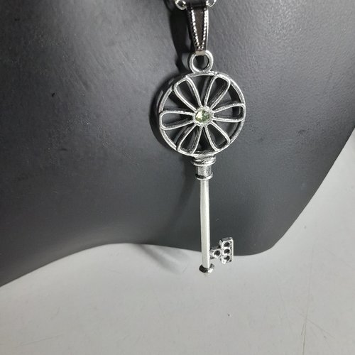Pendentif clef avec strass et chaîne