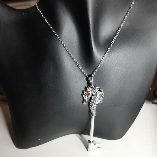 Pendentif clef hippocampe double face avec strass et chaîne