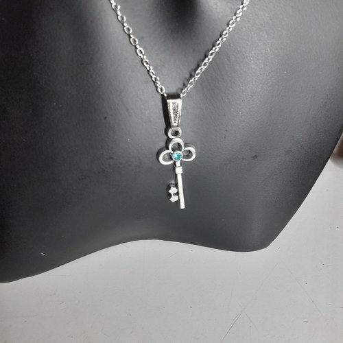 Pendentif clef avec strass et chaîne