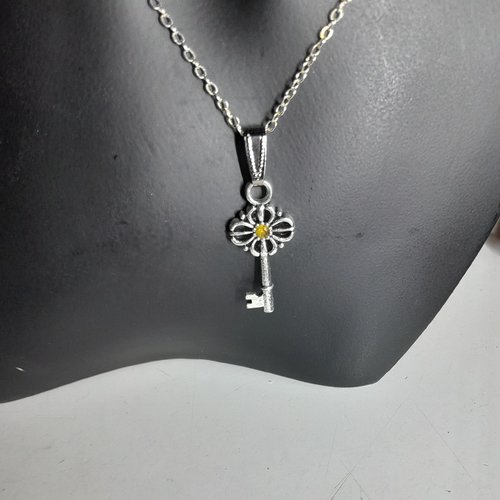 Pendentif clef avec strass et chaîne