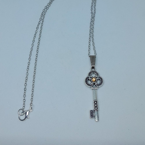 Pendentif clef avec strass et chaîne