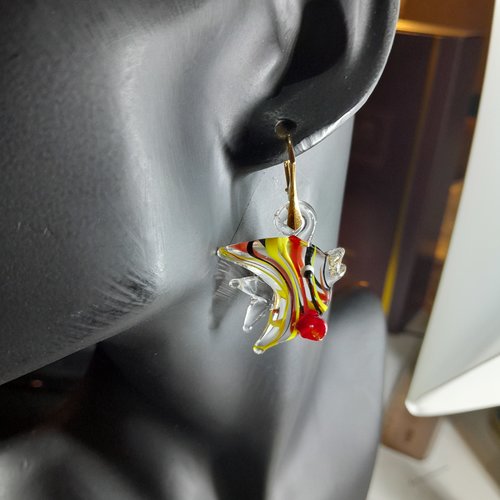 Boucles d'oreille dormeuses poissons en verre de murano et en argent plaquées or