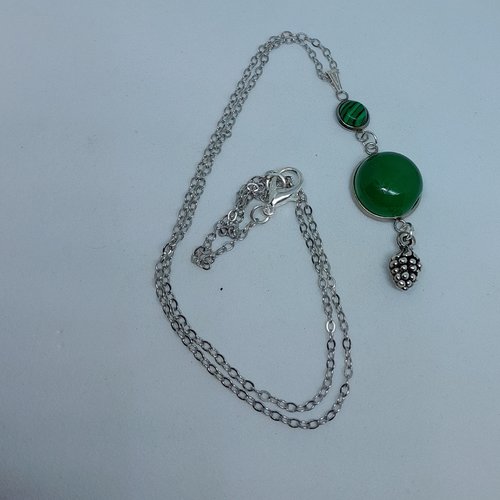 Pendentif malachite jade vert et pomme de pin avec chaine avec chaîne en acier