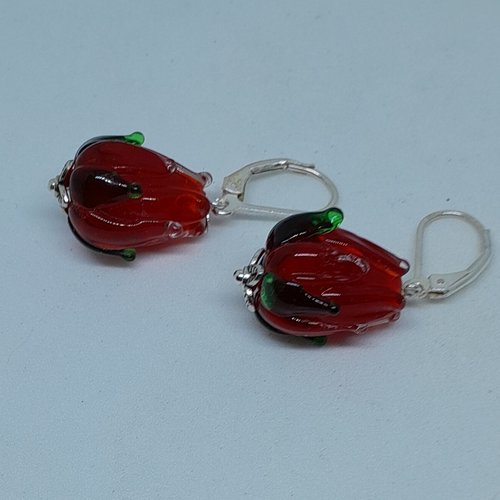 Boucles d'oreille dormeuses en argent et tulipe en verre soufflé rouge unique