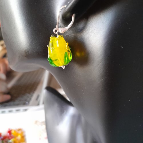 Boucles d'oreille dormeuses en argent et tulipe en verre soufflé jaune unique