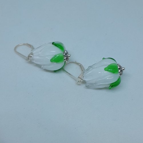 Boucles d'oreille dormeuses en argent et tulipe en verre soufflé blanc unique