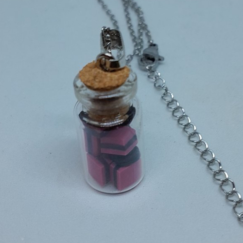 Pendentif fiole bonbons réglisse et chaine acier création unique