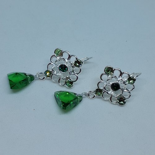 Boucles d'oreille dormeuses plaquées argent et triangleswarovski création unique