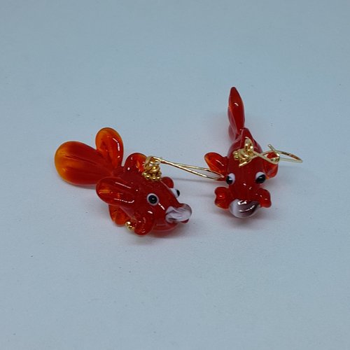 Boucles d'oreille dormeuses poissons en verre de murano et en argent plaquées or