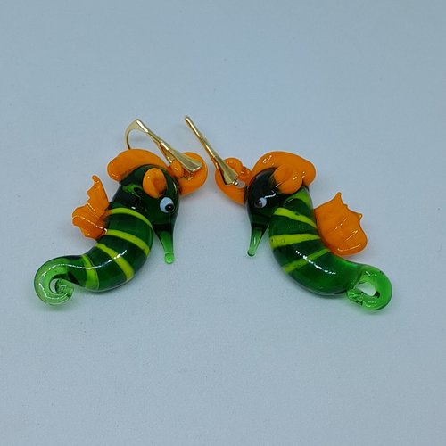 Boucles d'oreille dormeuses hippocampes en verre de murano et argent plaquées or