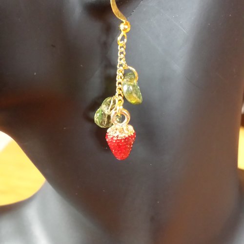Boucles d'oreille fraise uniques avec chaine et feuilles de verre plaquées or