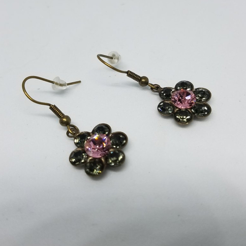 Boucles d'oreille marguerites grises et roses en cristaux
