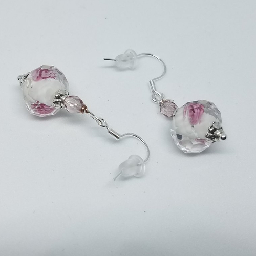 Boucles d'oreilles fantaisie artisanales en verre filé avec inclusions roses