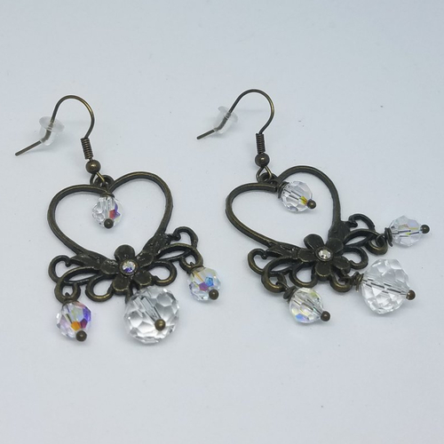 Boucles d'oreille en forme de coeur et perles de verre création unique