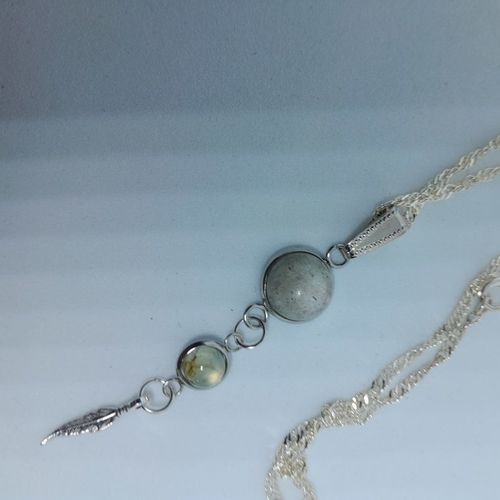 Pendentif labradorites et plume avec chaine plaquée argent