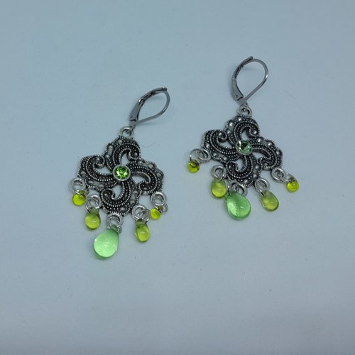 Boucles d'oreille chandelier en strass et verre de bohème vert uniques