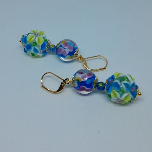 Boucles d'oreille fleurs en verre de murano bleu plaquées or création unique