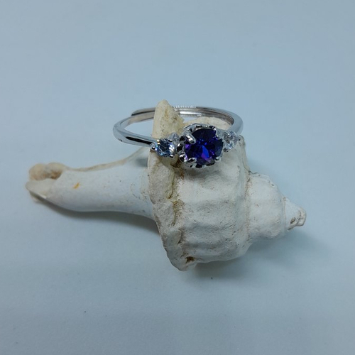 Bague réglable en argent et cristal bleu chatoyant création unique