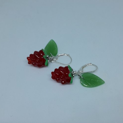 Boucles d'oreille dormeuses en argent et verre de murano framboises fruit unique
