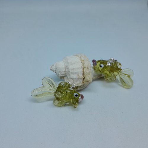 Boucles d'oreille dormeuses en argent et verre de murano poisson création unique