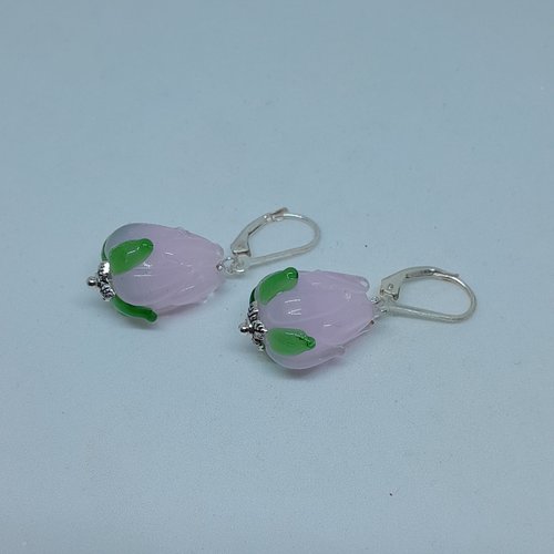 Boucles d'oreille dormeuses en argent et tulipe en verre soufflé rose unique