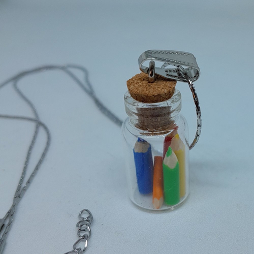 Pendentif fiole crayons de couleur et chaine acier création unique
