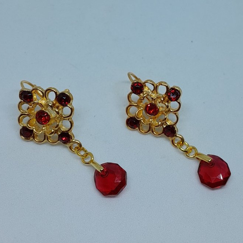 Boucles d'oreille dormeuses plaquées or et cristal swarovski création unique