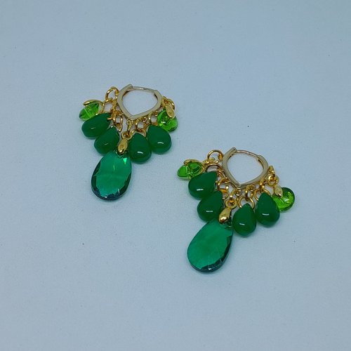 Créoles plaquées or 18 k et verre de bohème vert création unique