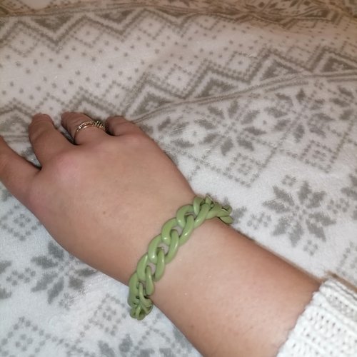 Bracelet acrylique couleur vert mat