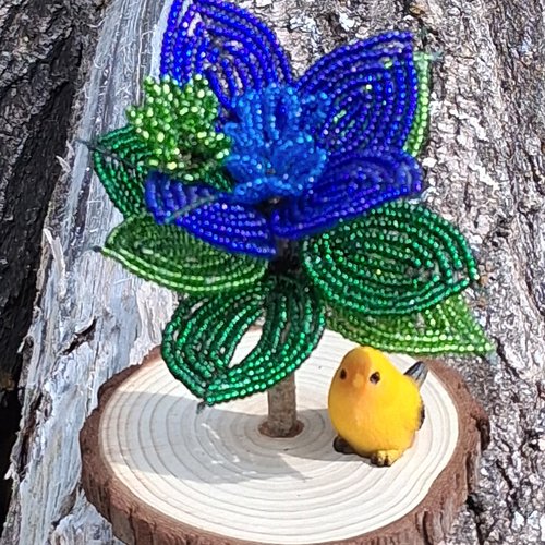 Fleur de saphir – fleur en perles faite main