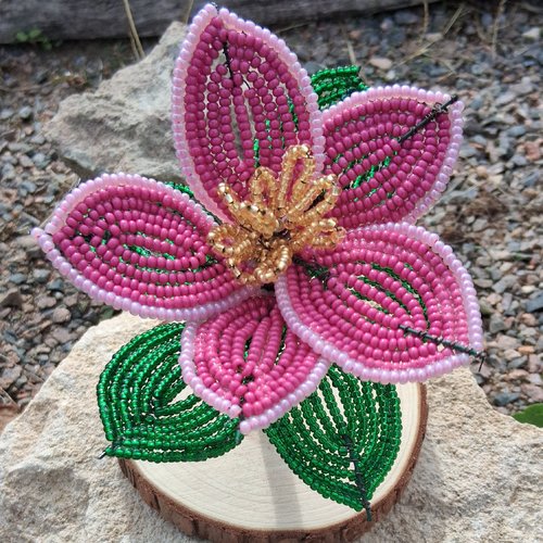 Fleur décorative en perles de rocaille – rose et parme – fait main