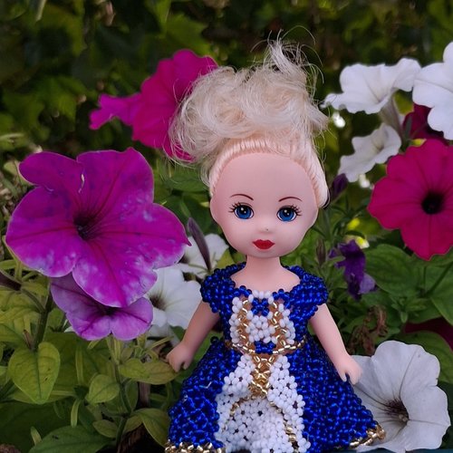 Princesse émilie – poupée en perles bleues, blanches et dorées