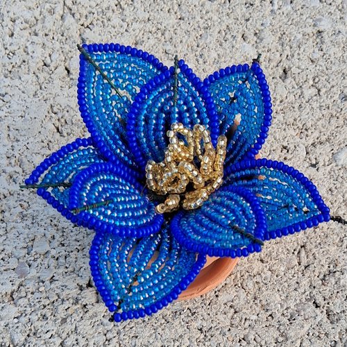 Fleur bleue de perlune – fleur en perles bleues  – pièce unique