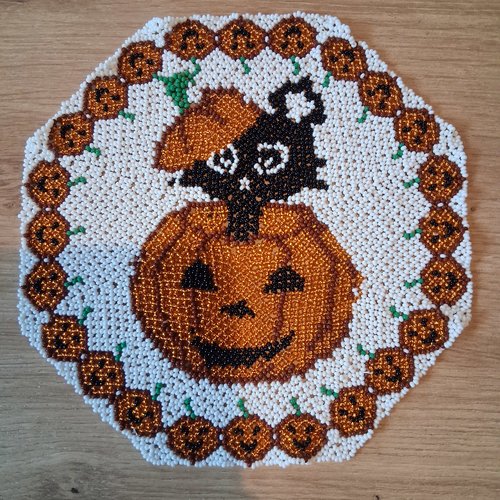 Napperon halloween chat noir et citrouilles en perles